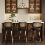 Set di 3 sgabelli da bar girevoli ad altezza bancone Homy Casa, schienale in rattan con seduta imbottita, gambe in legno di noce, altezza seduta 65 cm