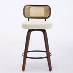 Set di 3 sgabelli da bar girevoli ad altezza bancone Homy Casa, schienale in rattan con seduta imbottita, gambe in legno di noce, altezza seduta 65 cm