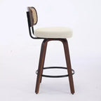 Set di 3 sgabelli da bar girevoli ad altezza bancone Homy Casa, schienale in rattan con seduta imbottita, gambe in legno di noce, altezza seduta 65 cm