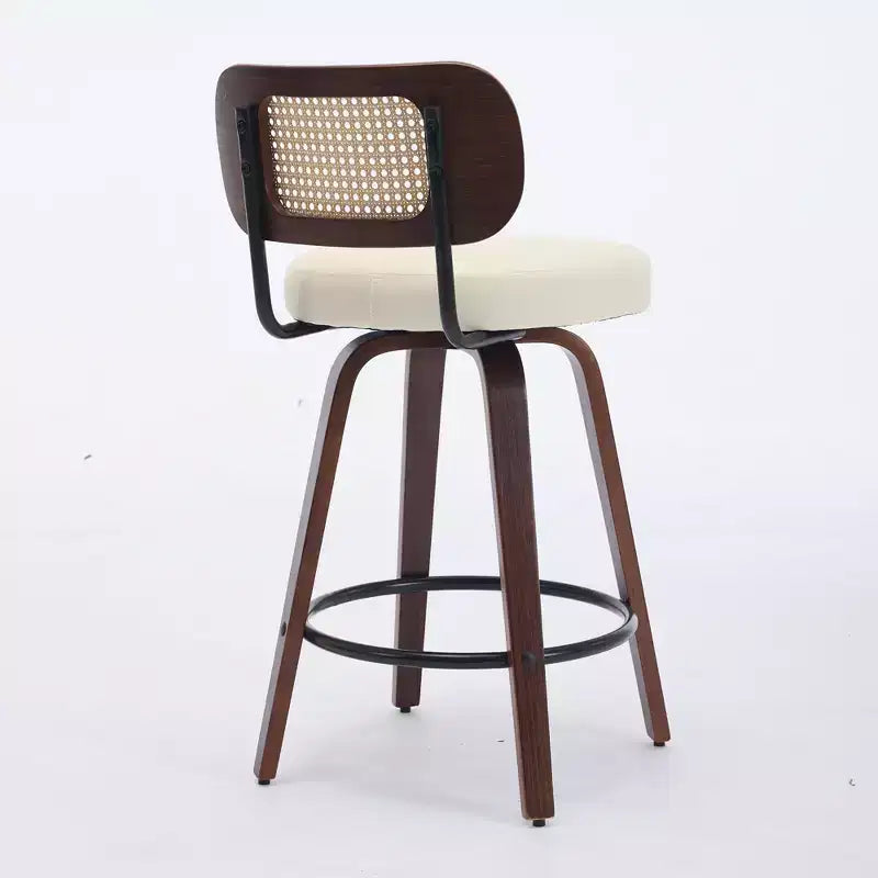 Set di 3 sgabelli da bar girevoli ad altezza bancone Homy Casa, schienale in rattan con seduta imbottita, gambe in legno di noce, altezza seduta 65 cm