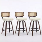 Set di 3 sgabelli da bar girevoli ad altezza bancone Homy Casa, schienale in rattan con seduta imbottita, gambe in legno di noce, altezza seduta 65 cm