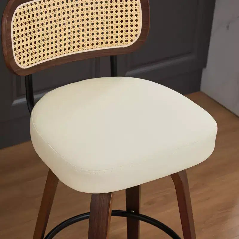 Set di 3 sgabelli da bar girevoli ad altezza bancone Homy Casa, schienale in rattan con seduta imbottita, gambe in legno di noce, altezza seduta 65 cm