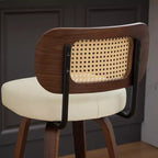 Set di 3 sgabelli da bar girevoli ad altezza bancone Homy Casa, schienale in rattan con seduta imbottita, gambe in legno di noce, altezza seduta 65 cm
