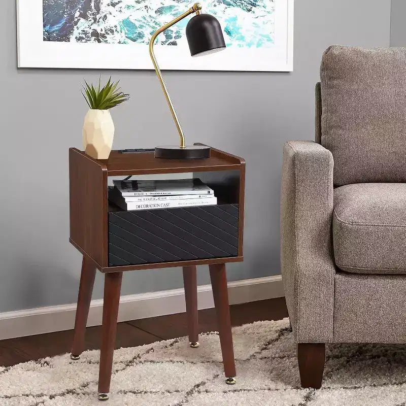Table d'appoint moderne avec station de charge, table de chevet rustique avec tiroir de rangement et étagère ouverte, pieds en bois massif pour chambre à coucher