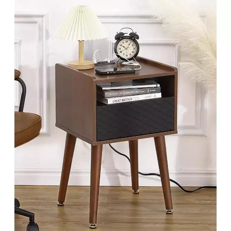 Table d'appoint moderne avec station de charge, table de chevet rustique avec tiroir de rangement et étagère ouverte, pieds en bois massif pour chambre à coucher