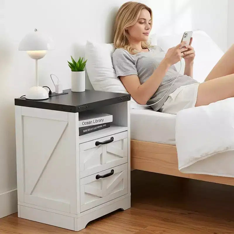 Comodino Modern Farmhouse con Stazione di Ricarica, Comodino Bianco in Stile Industriale a 2 Cassetti, Comodino Elegante e Compatto per Camera da Letto