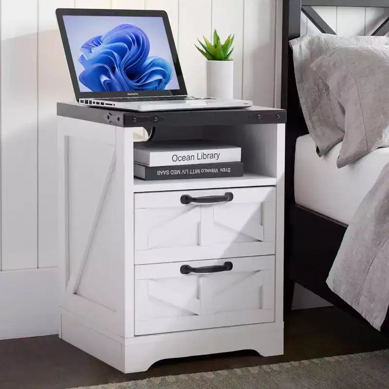 Comodino Modern Farmhouse con Stazione di Ricarica, Comodino Bianco in Stile Industriale a 2 Cassetti, Comodino Elegante e Compatto per Camera da Letto