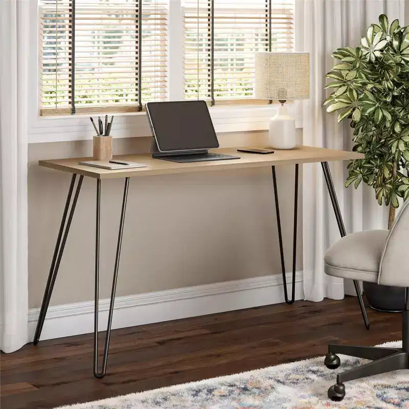 Scrivania TUYOHW, tavolo da studio moderno con piano in legno ingegnerizzato resistente, gambe a forcina in metallo, workstation compatta per piccoli spazi