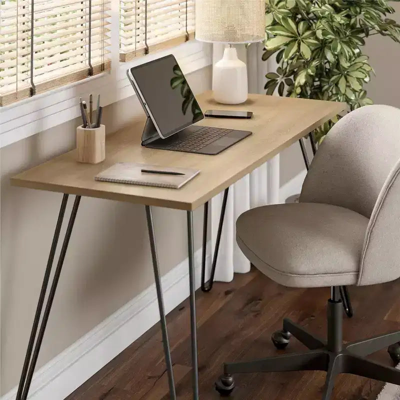 Scrivania TUYOHW, tavolo da studio moderno con piano in legno ingegnerizzato resistente, gambe a forcina in metallo, workstation compatta per piccoli spazi