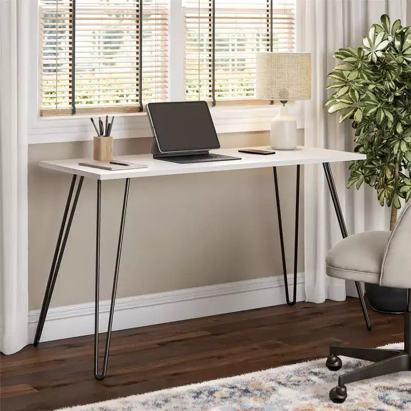 Scrivania TUYOHW, tavolo da studio moderno con piano in legno ingegnerizzato resistente, gambe a forcina in metallo, workstation compatta per piccoli spazi
