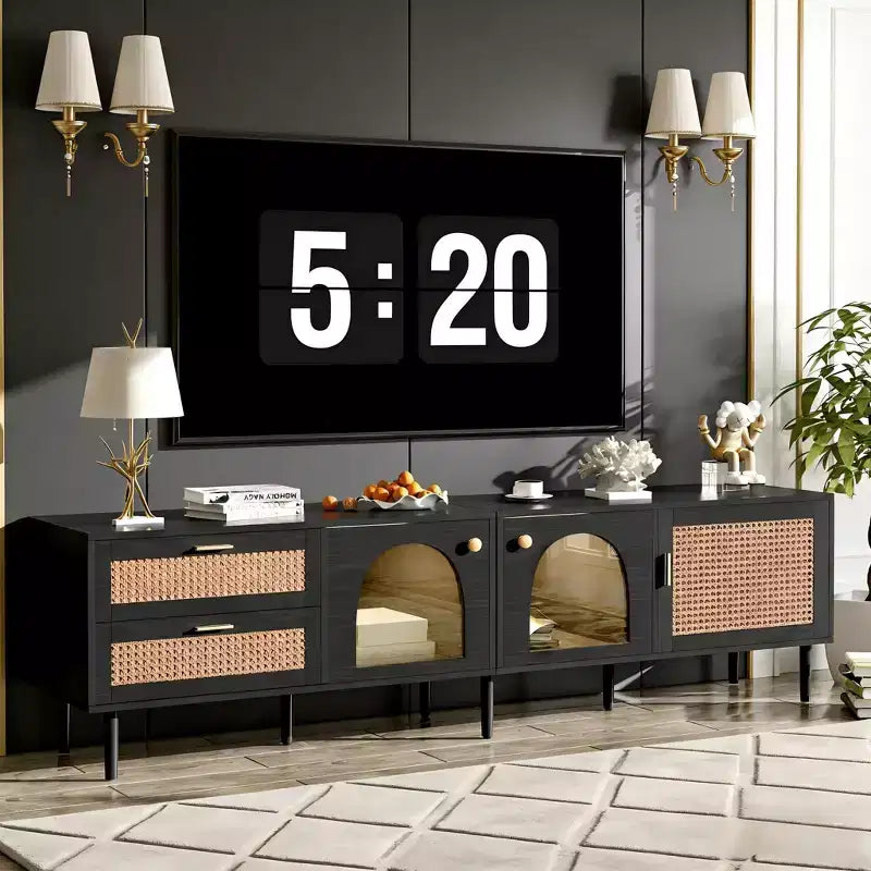Meuble TV JVNOXK en rotin de 70 pouces avec 3 armoires et 2 tiroirs, doté d'un éclairage LED. Convient aux téléviseurs jusqu'à 80 pouces. Idéal pour les salons. Noir