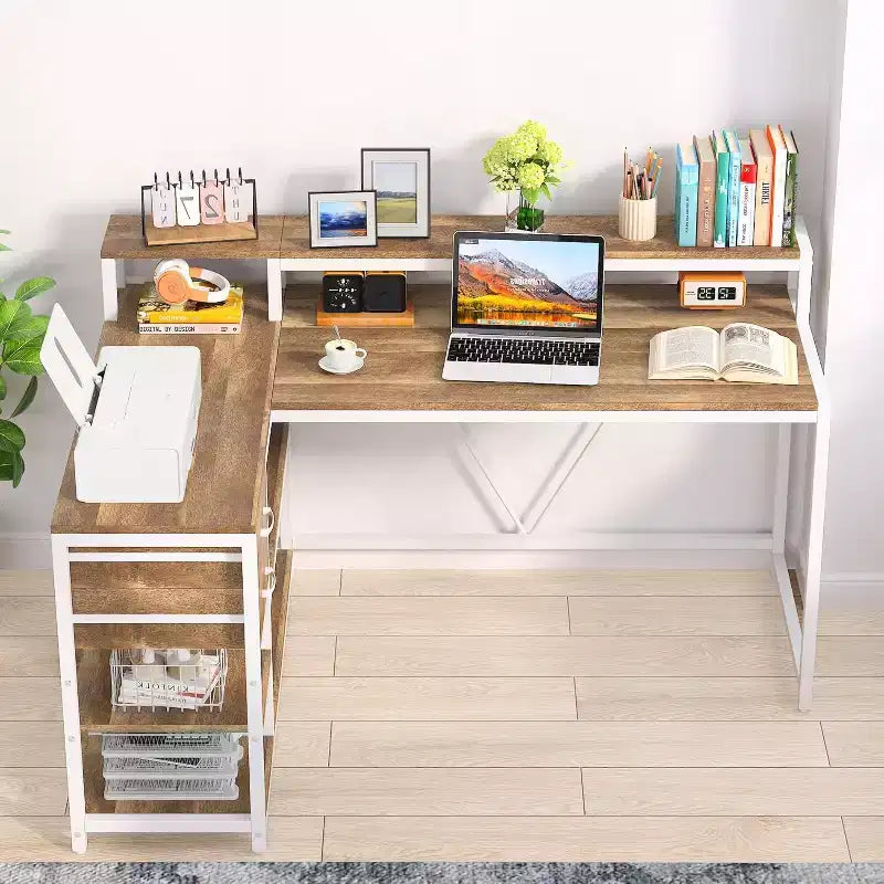 Scrivania a L Lantine con cassetti e supporto per monitor, scrivania angolare a L con ripiani portaoggetti, tavolo per PC in legno beige per piccolo ufficio domestico