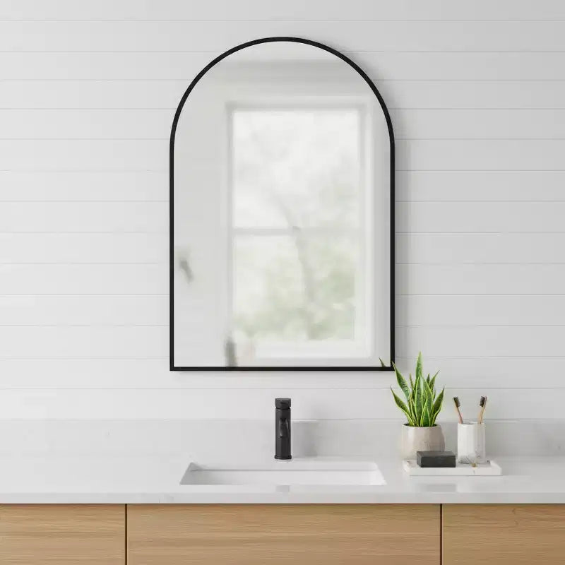 HomeRoots 35 Specchio decorativo con cornice ad arco in metallo nero