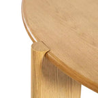 Tavolo da pranzo rustico in legno massello con piano rotondo effetto legno e base a croce per sale da pranzo moderne e riunioni di famiglia