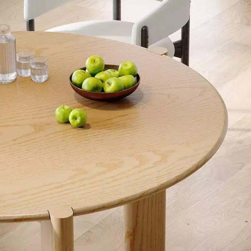 Tavolo da pranzo rustico in legno massello con piano rotondo effetto legno e base a croce per sale da pranzo moderne e riunioni di famiglia