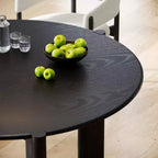Tavolo da pranzo rustico in legno massello con piano rotondo effetto legno e base a croce per sale da pranzo moderne e riunioni di famiglia