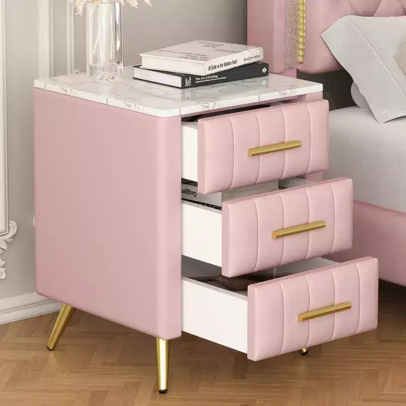 Comodini moderni imbottiti con cassetto, piano in finto marmo e gambe in metallo dorato, eleganti tavolini da notte per camera da letto o divano