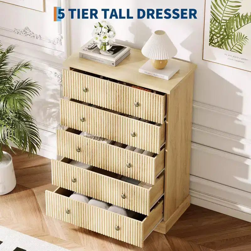 Comò alto a 5 cassetti scanalato, Cassettiera verticale in legno con maniglie in metallo, Armadietto salvaspazio per camera da letto, appartamento, camera degli ospiti