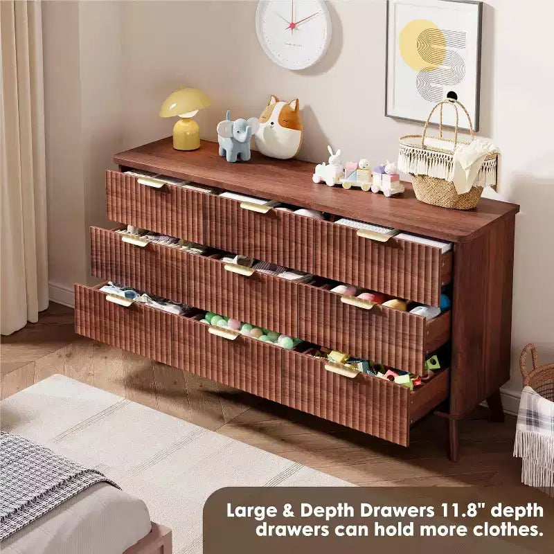 Cassettiera a 9 cassetti per camera da letto, cassettiere larghe 154 cm con profilo curvo, cassetti in legno scanalato, cassettiera moderna per soggiorno