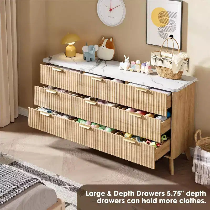 Cassettiera a 9 cassetti per camera da letto, cassettiere larghe 154 cm con profilo curvo, cassetti in legno scanalato, cassettiera moderna per soggiorno