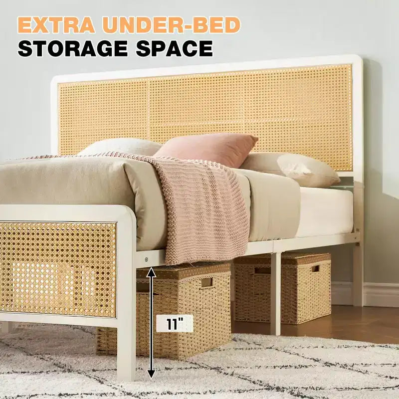 Cadre de lit plateforme en rotin avec tête de lit, style bohème moderne en cannage, cadre métallique robuste, lattes en acier, aucun sommier tapissier requis, blanc