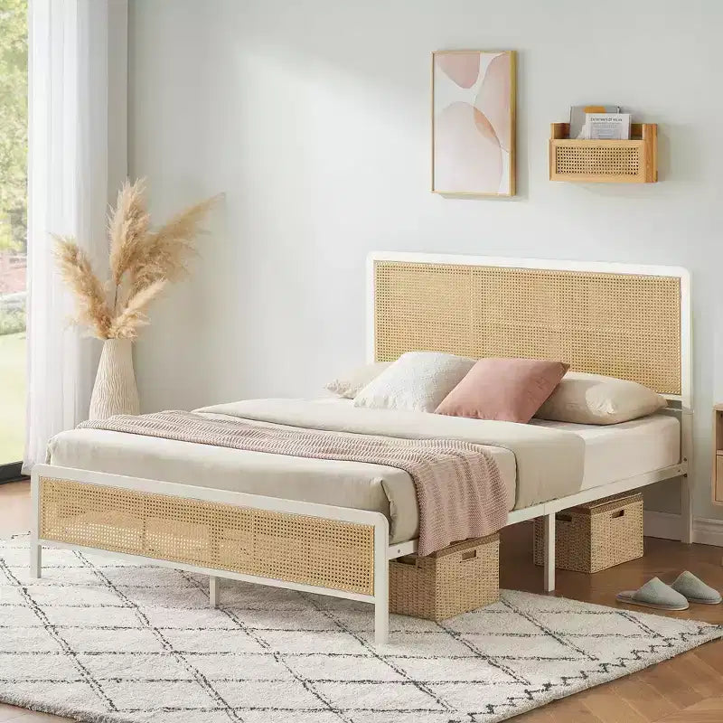 Cadre de lit plateforme en rotin avec tête de lit, style bohème moderne en cannage, cadre métallique robuste, lattes en acier, aucun sommier tapissier requis, blanc