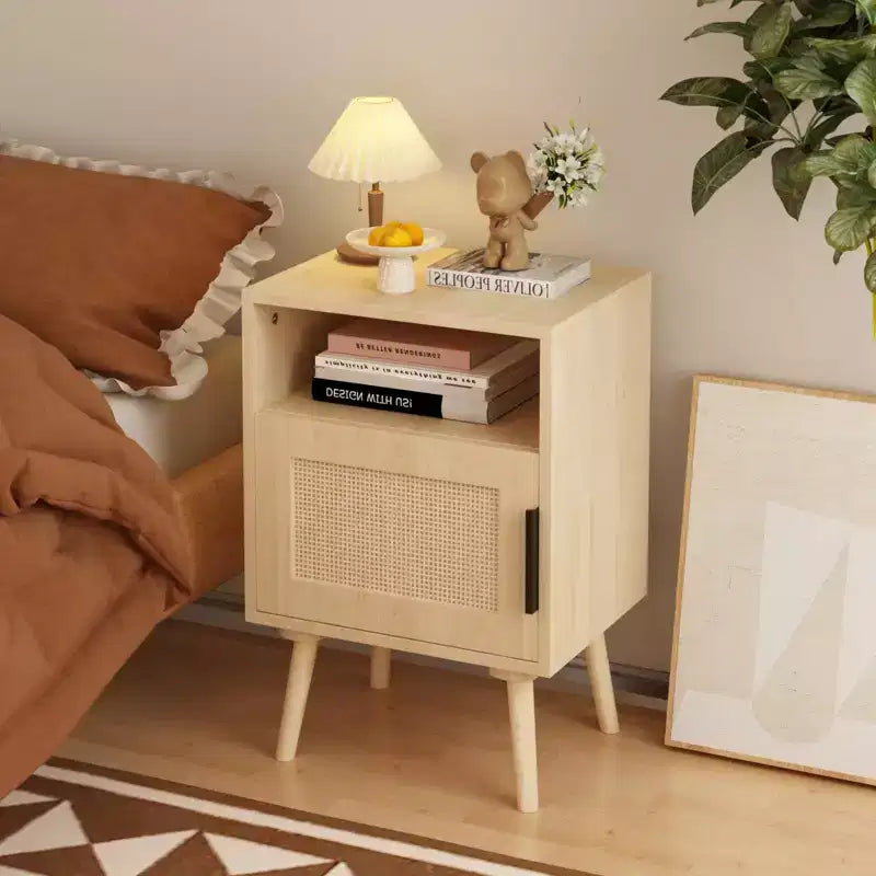Table de chevet FurnitureR en MDF aspect bois naturel avec porte en cannage, table de chevet avec étagère ouverte et armoire de rangement, pieds coniques pour chambre à coucher