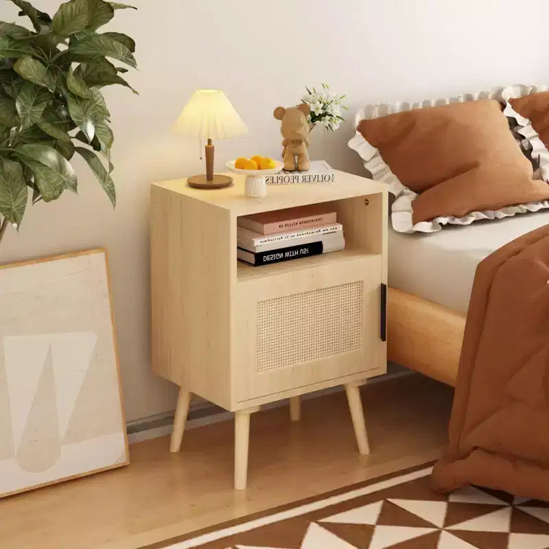 Table de chevet FurnitureR en MDF aspect bois naturel avec porte en cannage, table de chevet avec étagère ouverte et armoire de rangement, pieds coniques pour chambre à coucher