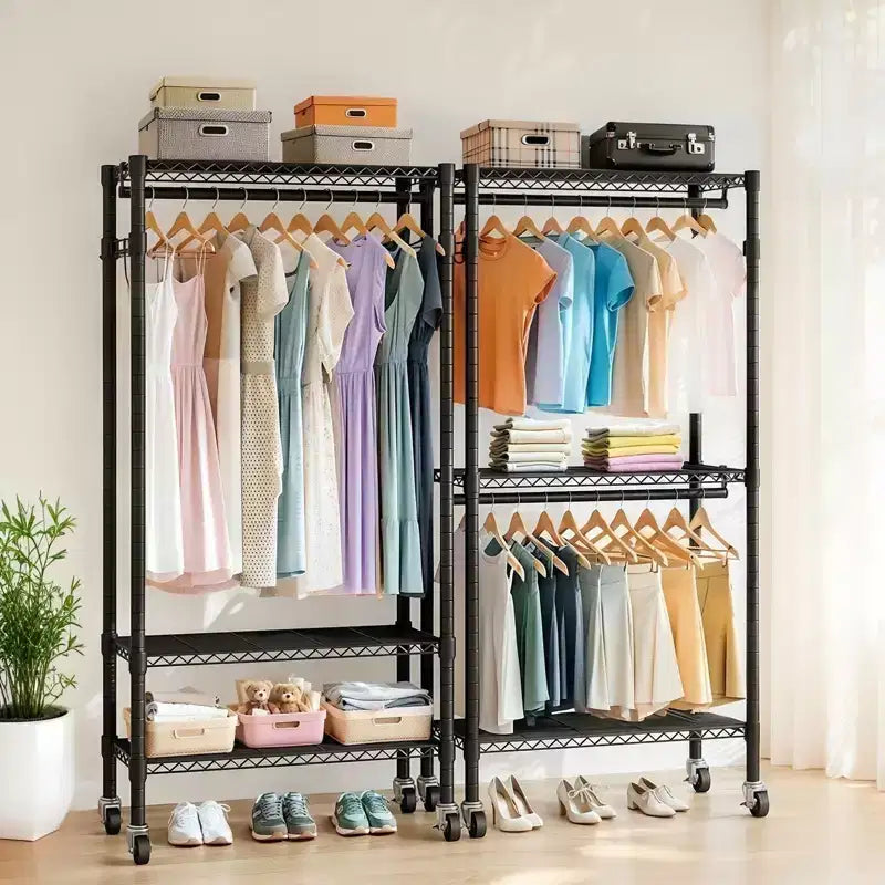 Appendiabiti a rotelle per carichi pesanti con ruote - Scaffalatura regolabile a 3 livelli, 2 binari e ganci laterali, organizer per armadio autoportante portatile (nero)