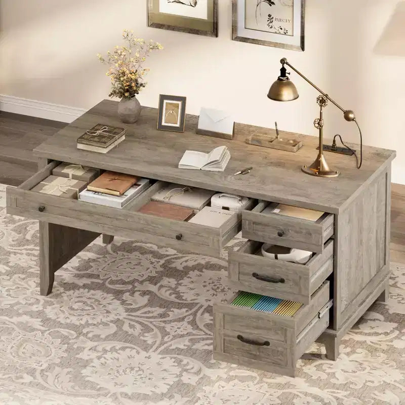 Scrivania rustica da ufficio da 136 cm per computer con stazione di ricarica e schedario, workstation direzionale in legno con cassetti per riporre oggetti per l'ufficio domestico