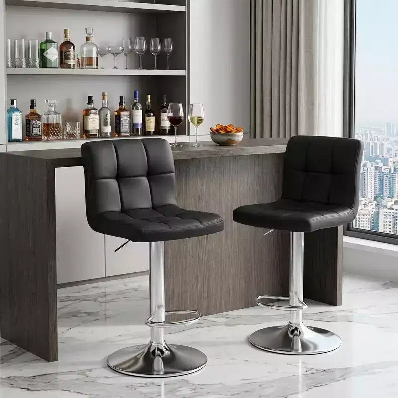 Lot de deux tabourets de bar pivotants réglables en hauteur HomeRoots en similicuir noir et argent et aluminium