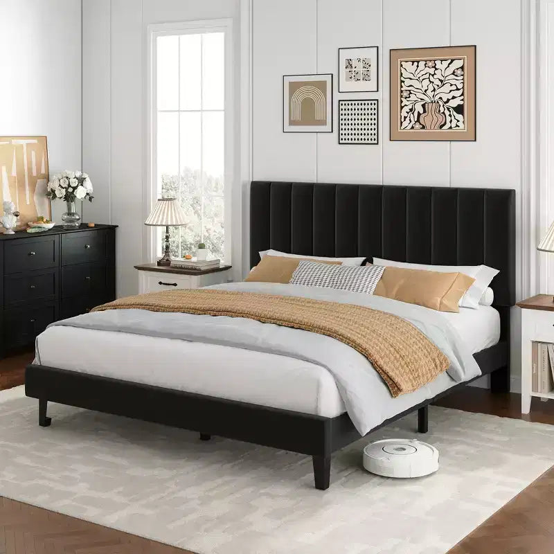 Letto imbottito con piattaforma e testiera trapuntata regolabile, struttura del letto matrimoniale senza rumore, robuste doghe in legno, non è necessaria la rete a molle. Disponibile in versione singola