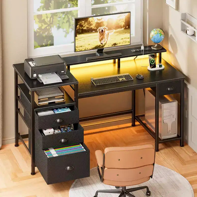 Qwatto Bureau de jeu 132 cm avec station de charge et éclairage, bureau d'ordinateur réversible, 4 tiroirs, meuble de rangement pour dossiers, étagères de rangement pour imprimante, support d'écran, finition noire