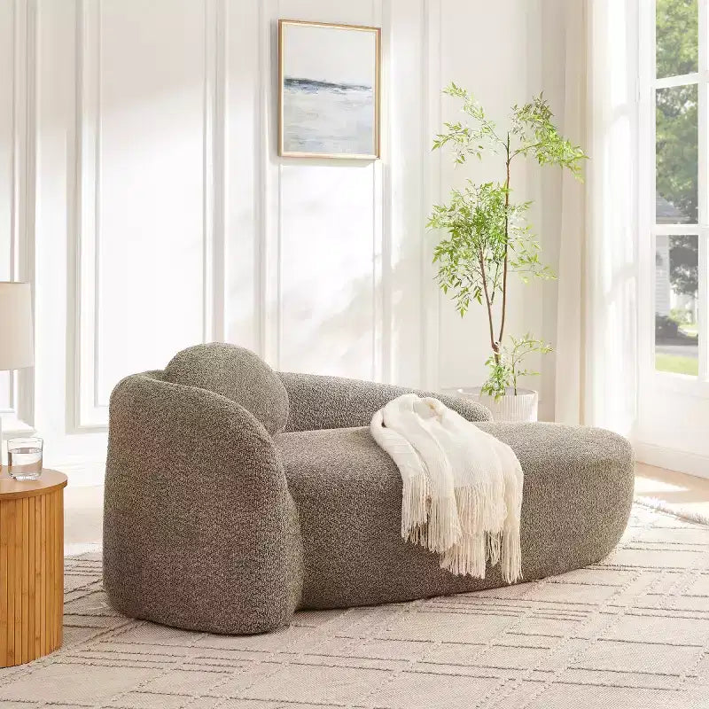 Moderno divanetto ovale in tessuto bouclé, poltrona compatta da salotto con braccioli laterali e cuscino per soggiorno e camera da letto - Panipeachy