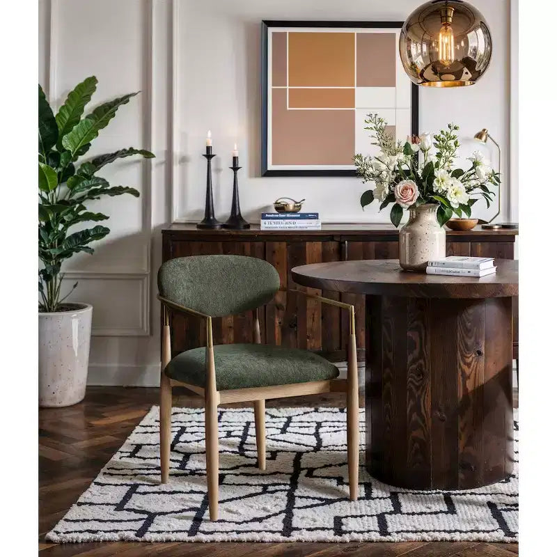 Chaise de salle à manger capitonnée en tissu performant Olive Riccio de Meridian Furniture avec accoudoirs, lot de 2