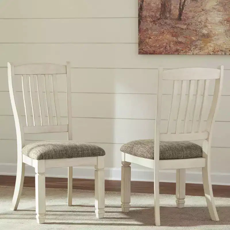 Lot de 2 chaises de salle à manger rembourrées Bolanburg blanc antique – Signature Design by Ashley : dossier à barreaux, finition chêne texturé