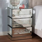 Comodino a 3 cassetti Sabrina Hollywood Regency Glamour Style con specchio - Baxton Studio