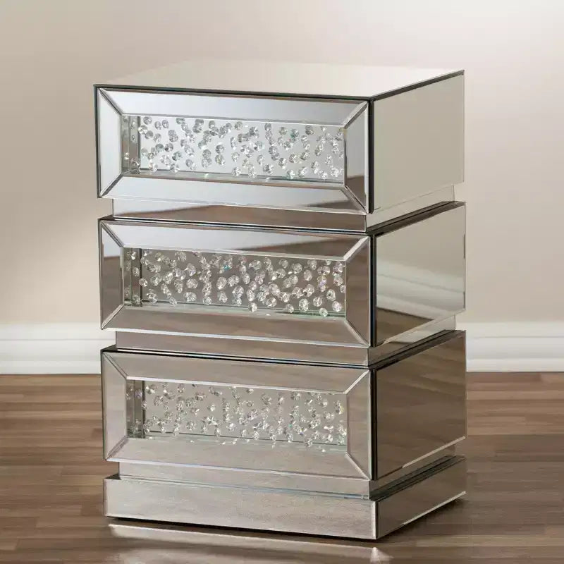 Comodino a 3 cassetti Sabrina Hollywood Regency Glamour Style con specchio - Baxton Studio