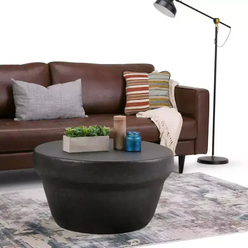 Tavolino da caffè in metallo Beaton da 33" bronzo rustico - WyndenHall: Rotondo, design industriale moderno, vano portaoggetti, verniciato a polvere