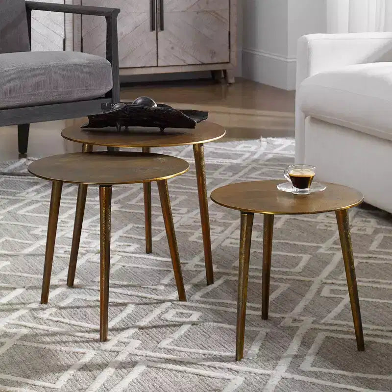 Set di 3 tavolini rotondi a incastro Uttermost Modern in metallo color oro anticato, con tre gambe affusolate, per soggiorno, camera da letto, comodino, ingresso