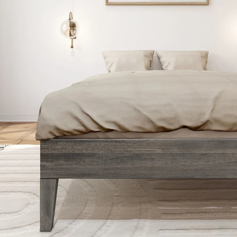 Letto a piattaforma a grandezza naturale con assi e travi