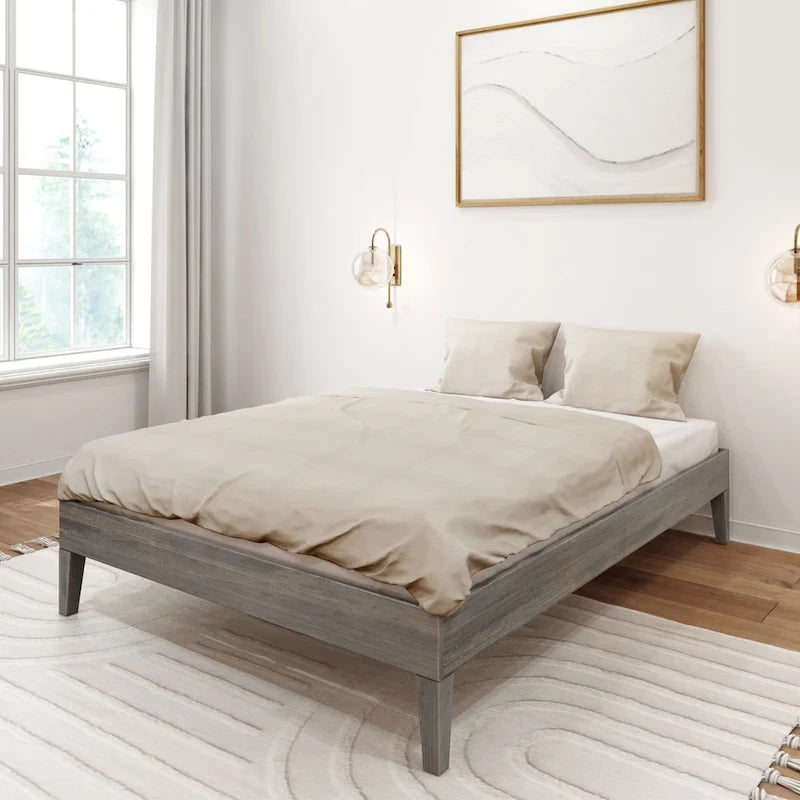Letto a piattaforma a grandezza naturale con assi e travi