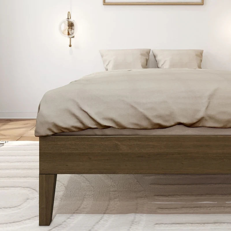 Letto a piattaforma a grandezza naturale con assi e travi