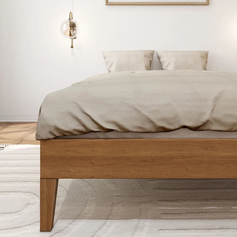 Letto a piattaforma a grandezza naturale con assi e travi